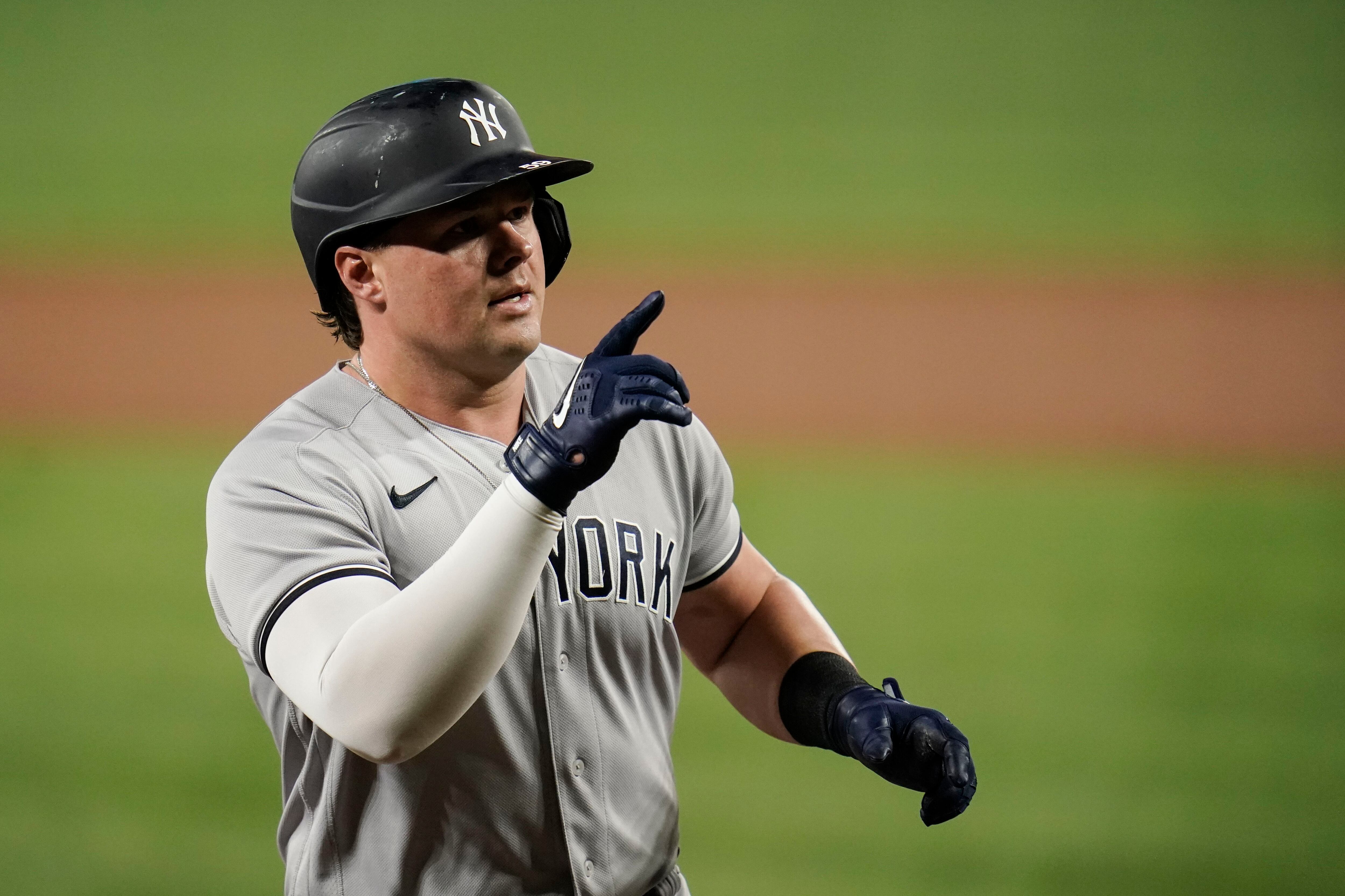 Yanks' LeMahieu to IL with sports hernia, Voit done for year