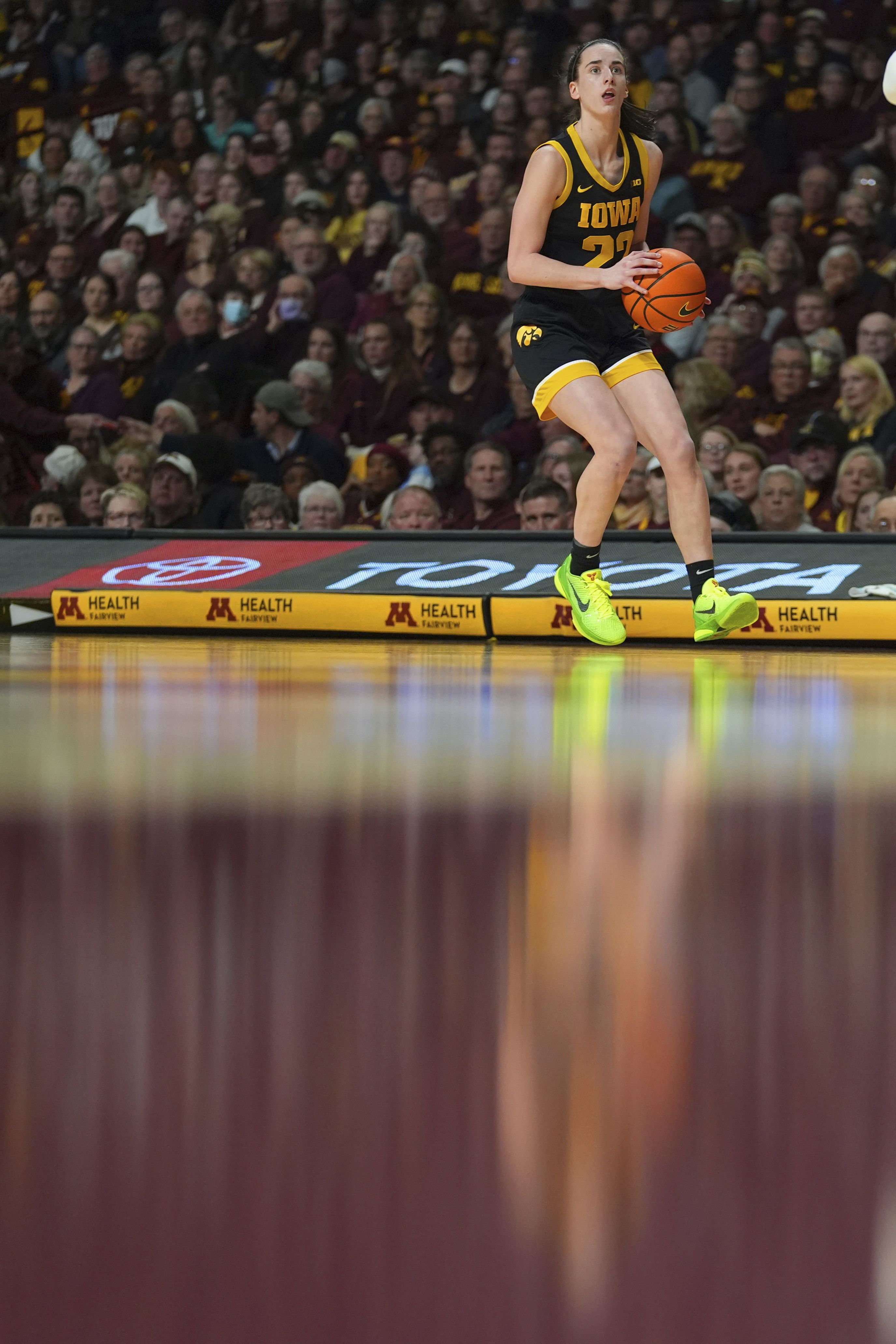 Caitlin Clark's 33-point game moves her past Lynette Woodard for the major  college scoring record