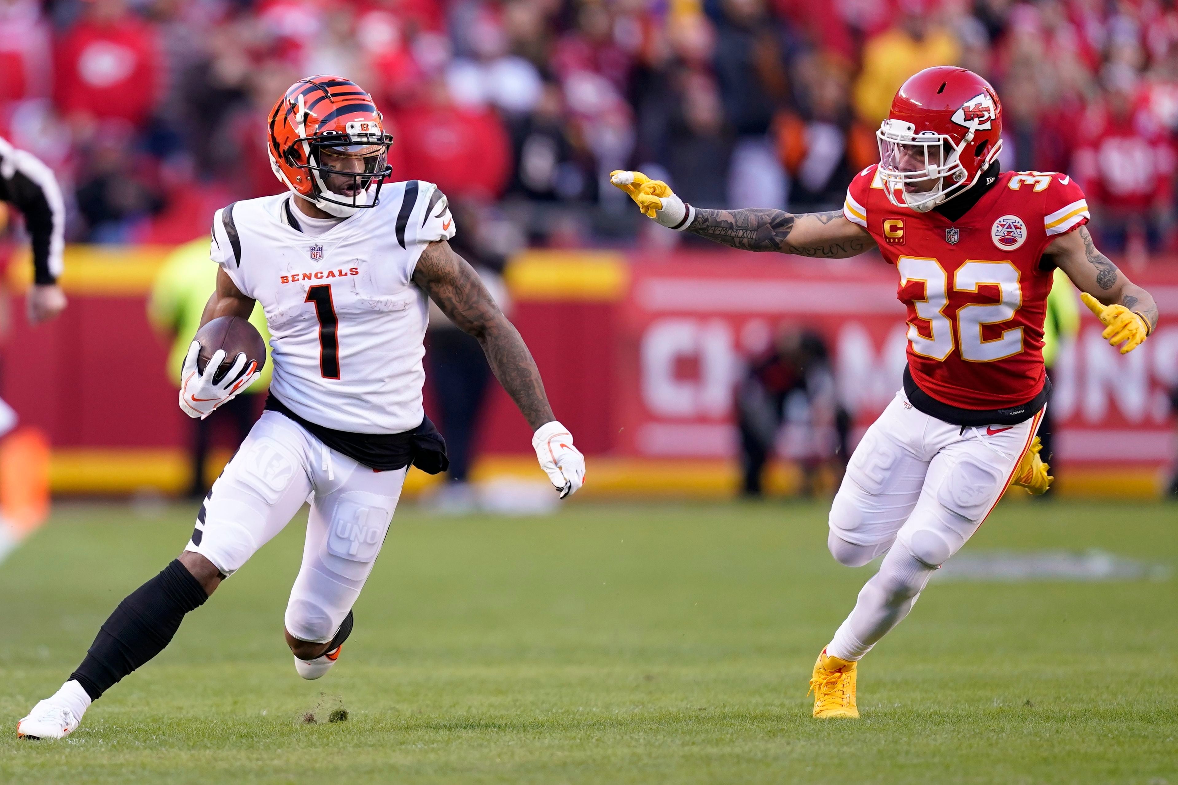 Cincinnati Bengals guard Hakeem Adeniji (77) in coverage against