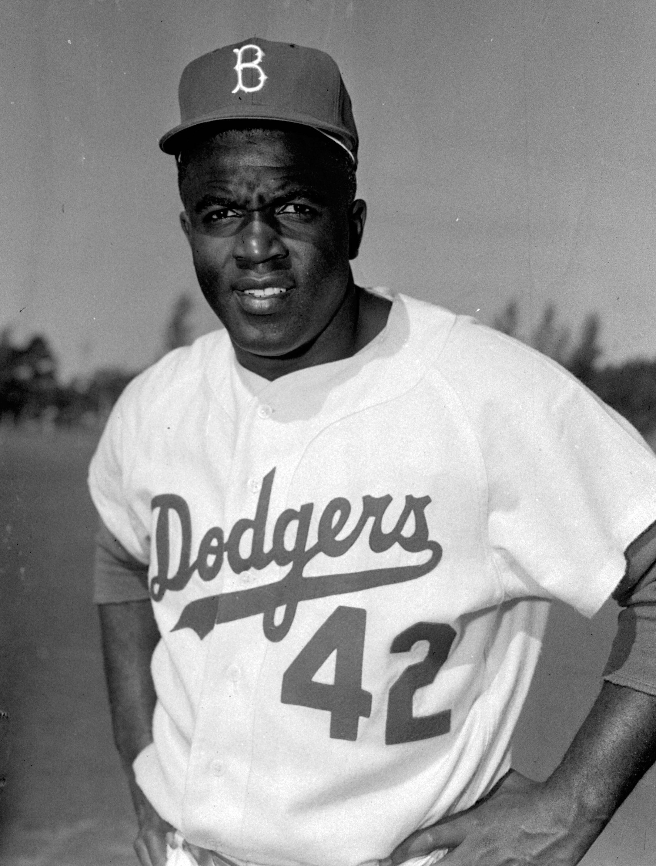 Dodgers gather at Jackie Robinson statue to pay respects