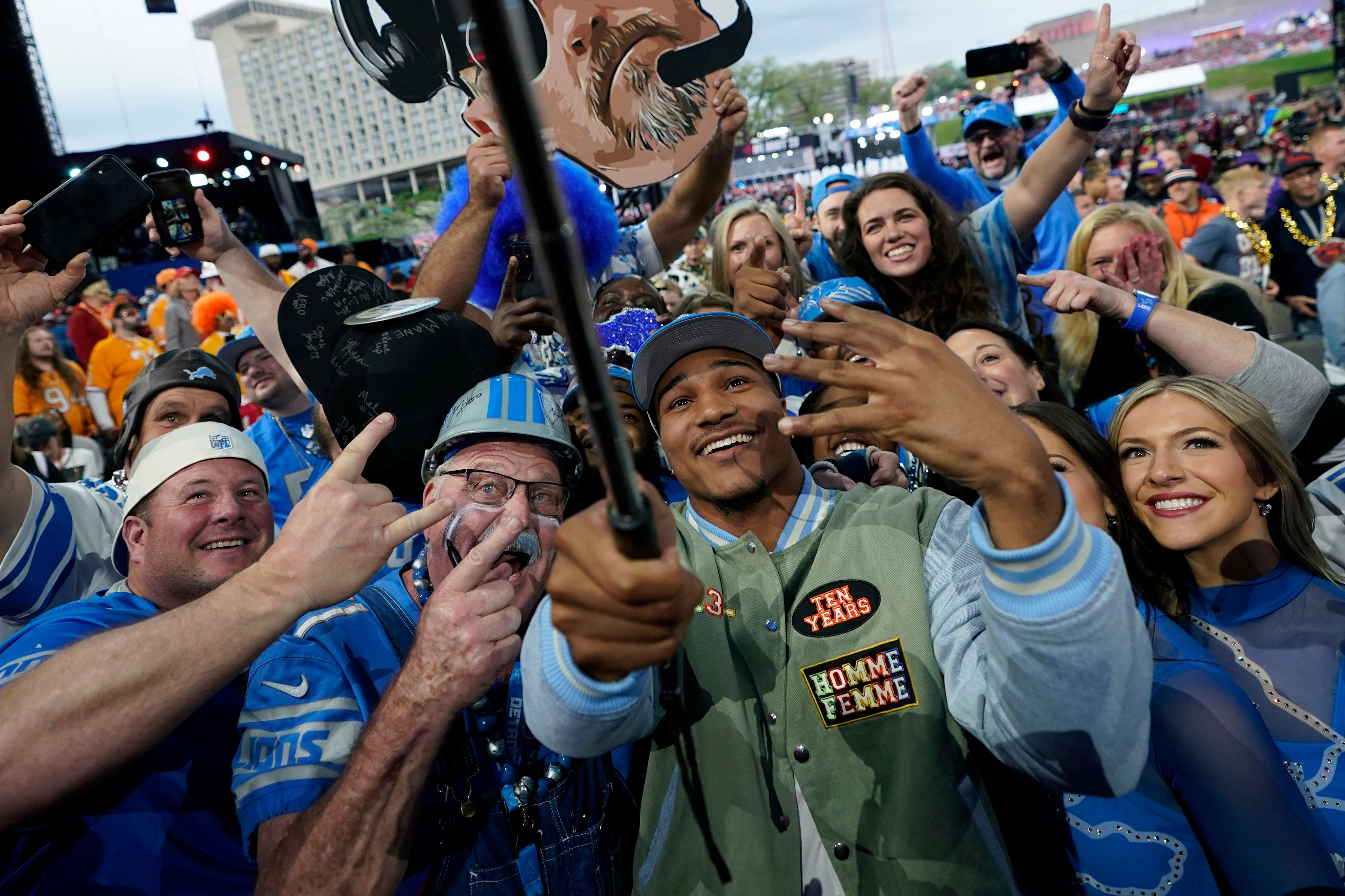 NFL Draft: Raiders host fans at Allegiant Stadium for party, NFL Draft