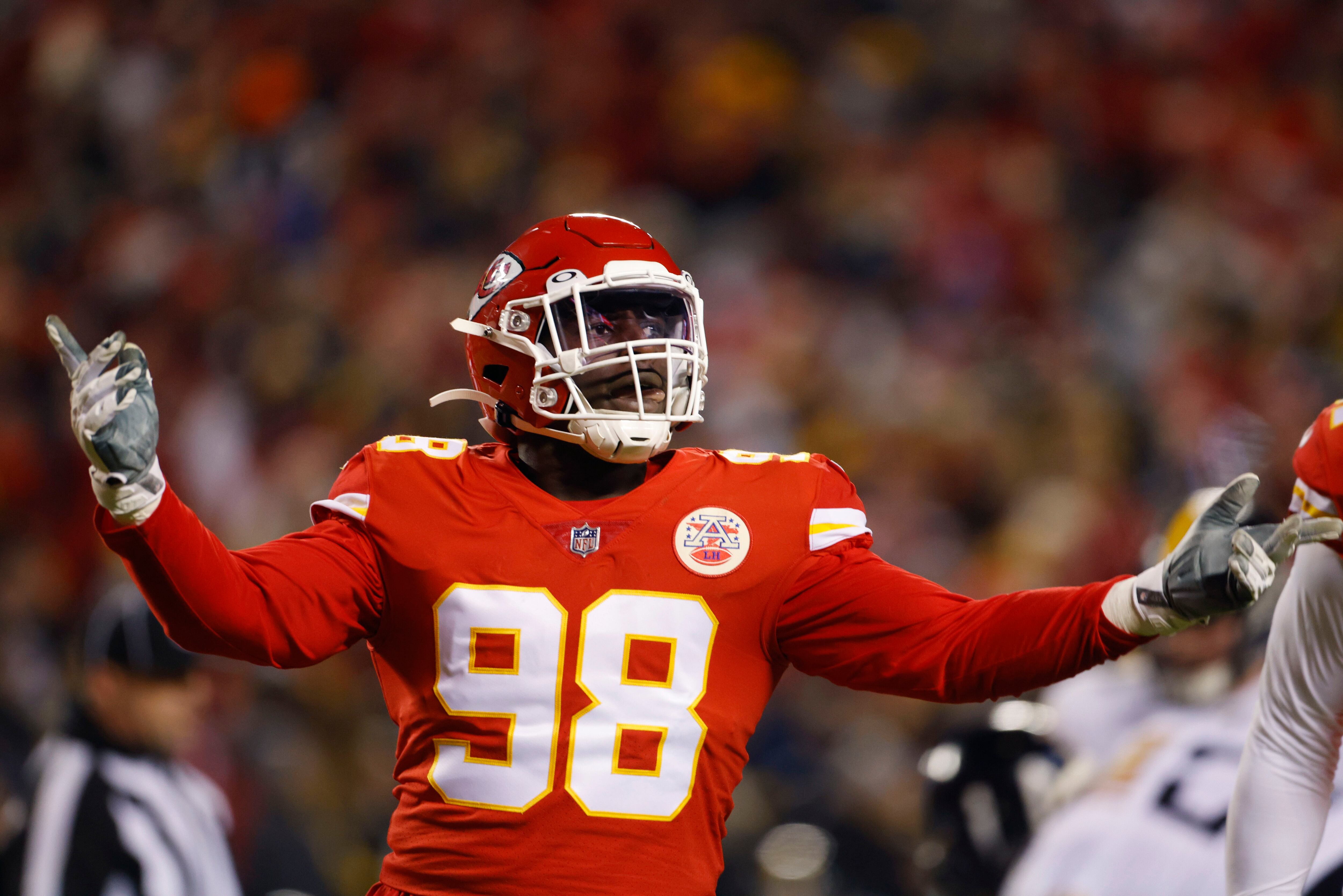 Patrick Mahomes leads Chiefs to 42-21 wild-card romp over Steelers