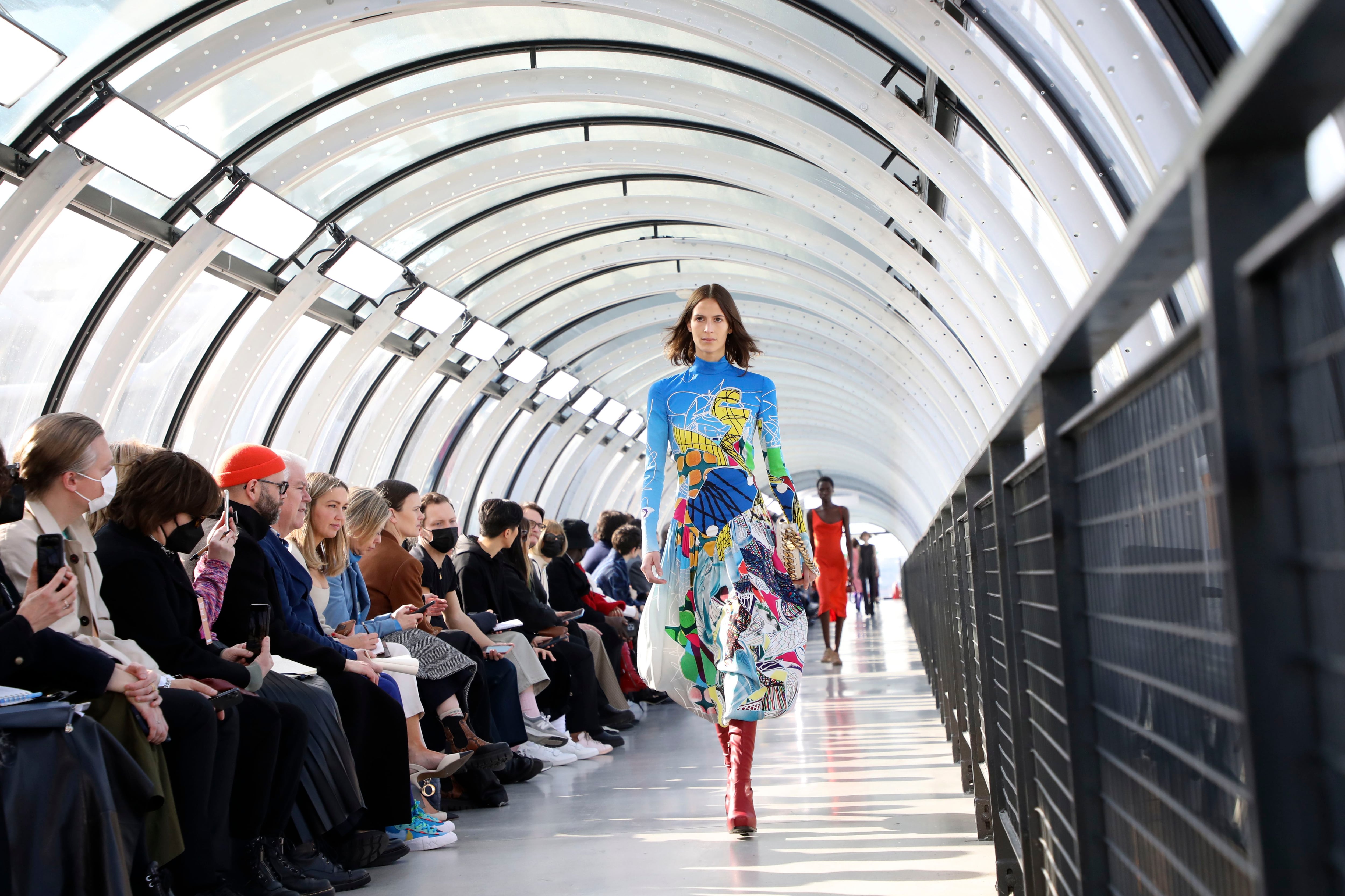 Alicia Vikander @ Paris Fashion Week 7 march 2022 show Louis Vuitton 