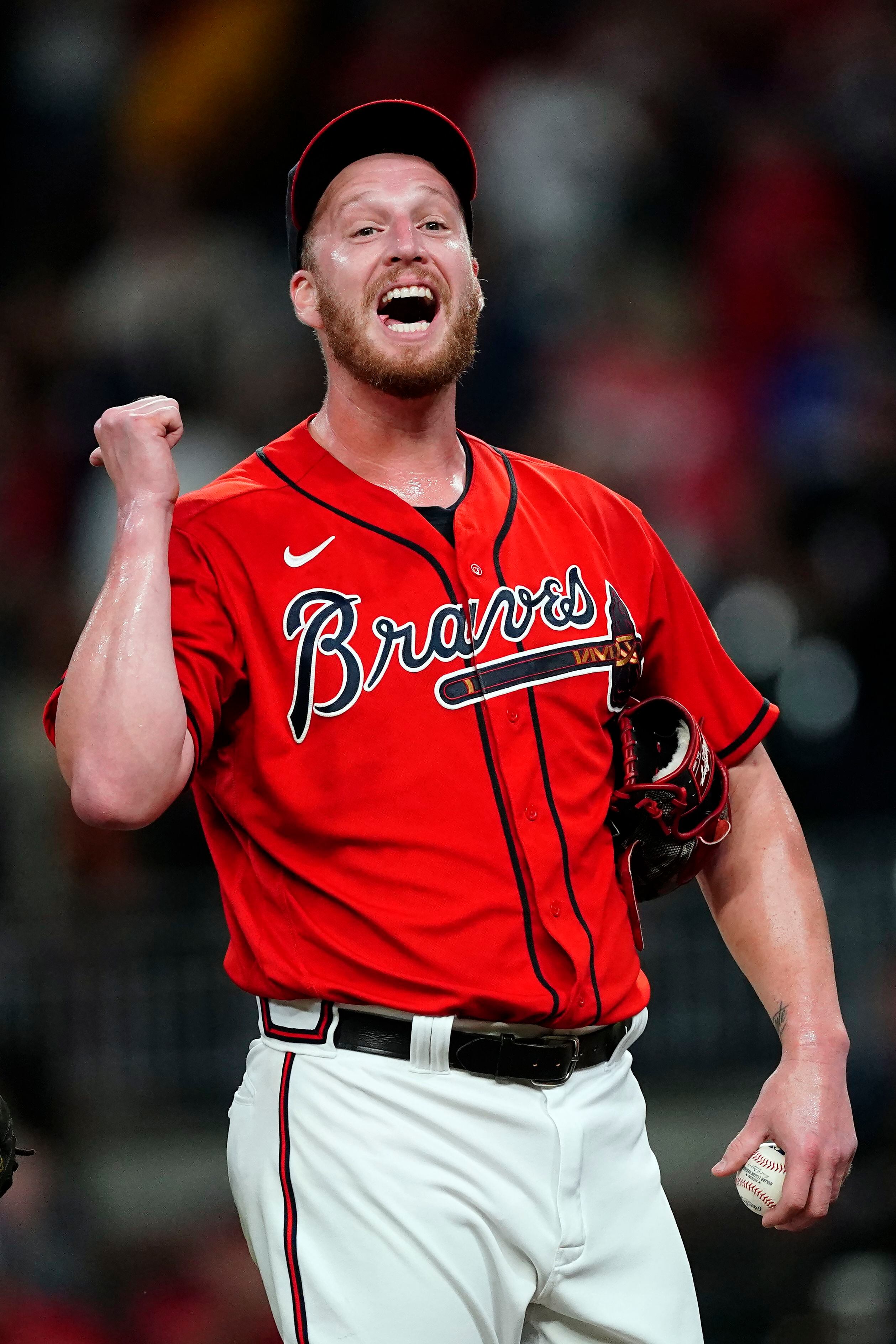 Joc Pederson's catch helps Braves hold off Giants 6-5